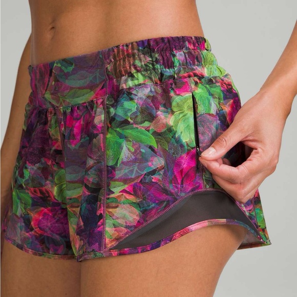 Lululemon Hotty Hot Low-Rise Lined Short 2.5" size 6 in Vivid Floral Tone Multi - Picture 2 of 8